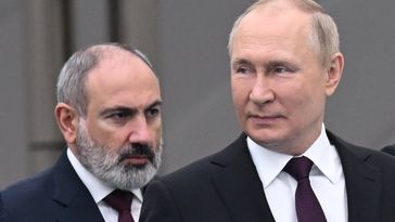 Der russische Präsident Wladimir Putin und armensiche Premier Nikol Paschinjan beim Treffen der Staats- und Regierungschefs der GUS-Staaten in Astana am 14. Oktober Bild: www.globallookpress.com