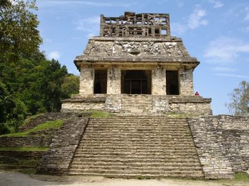 Pyramide in Palenque mit Hahnenkamm auf dem Dach