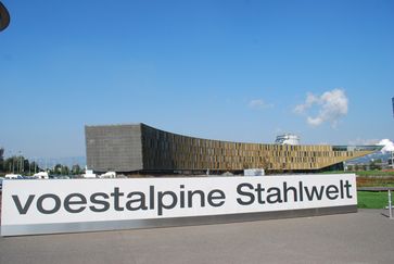 Voestalpine Stahlwelt, Schriftzug beim Eingangsbereich