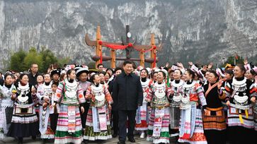 Xi Jinping und die Chinesen feiern - Corona ist besiegt, das Leben geht seit Sommer 2020 wieder ganz normal weiter - auch ohne Im pfung.