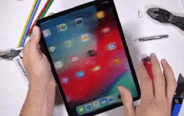 Bild: Screenshot Youtube Video "iPad Pro Bend Test! - Be gentle with Apples new iPad..."