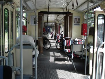 Fahrradmitnahme im Straßenbahn-Gelenkwagen der Strausberger Eisenbahn (Symbolbild)