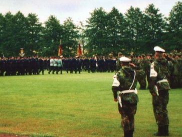 Feierliches Gelöbnis bei der Bundeswehr: Einzug der Ehrenformation mit Truppenfahne und Luftwaffenmusikkorps an der Spitze.