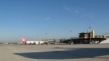 Flughafen Leipzig/Halle: Vorfeld mit Terminal B