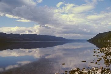 Der See Loch Ness vom östlichen Ende aus gesehen