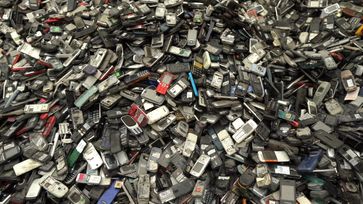 Immer mehr Handys landen auf dem Müll. / Bild: "obs/ZDF/Daniel Meinl"