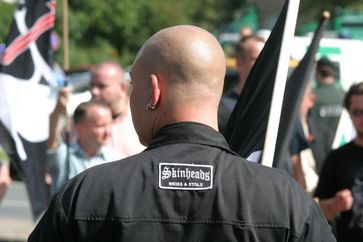 Teile der Neonaziszene treten als Skinheads in Erscheinung