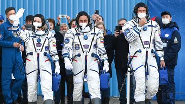 Schauspielerin Julia Peressild, Kosmonaut Anton Schkaplerow und Regisseur Klim Schipenko vor dem Start des Raumschiffs "Sojus MS-19" am 5. Oktober 2021.
