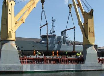 Das Wachboot Bergen wird für den Transport in Hamburg verladen. Bild: Bundeswehr