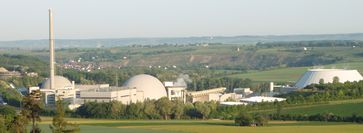 Kernkraftwerk Neckarwestheim: Block I und Abluftkamin (links), Block II (Mitte), Zellenkühler und Hybridkühlturm (rechts)