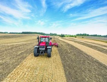 Mit GPS-unterstützten Spurführungssystemen können Landwirte ihre Schlepper bis auf zwei Zentimeter genau in der Spur halten. Dünger und Pflanzenschutzmittel lassen sich somit sehr exakt ausbringen. Überlappungen beim Überfahren der Felder werden zudem vermieden. Das führt zu spürbaren Energieeinsparungen. Bild: "obs/Case IH & Steyr"