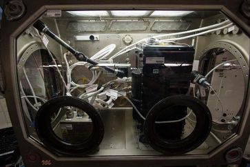 Das CCF‐Experiment in der MSG auf der ISS. Zu erkennen sind das Experimentmodul mit Strömungskanal (
Quelle: NASA (idw)