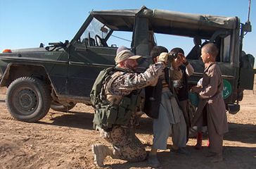 Bundeswehrsoldat mit afghanischen Kindern. Bild: PIZ Kunduz