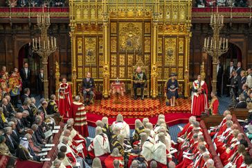 König Charles III. (deutsch Karl III.), bürgerlich Charles Philip Arthur George Windsor in der Mitte auf dem Thron (2022)