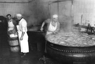 Brühen von abgefüllten Leberwürsten (Berlin, 1948), Symbolbild