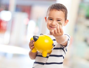 Kinder profitieren in erheblichem Maße davon, wenn man ihnen mit Hilfe einer Spardose das Sparen beibringt. Bild: Asier Romero – 205179259 / Shutterstock.com
