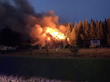 Bei dem Gebäudebrand konnte eine weitere Ausbreitung auf die Nachbargebäude und das angrenzende Waldgebiet erfolgreich verhindert werden. Bild: Feuerwehr Kirchhundem