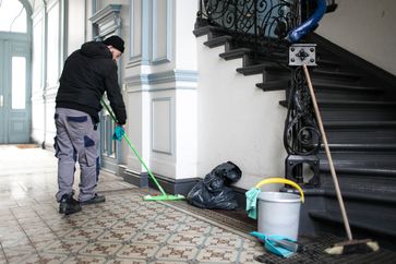 "Wutsache: Mindestlohn": In Berlin macht Ömer für ein großes Reinigungsunternehmen Hausflure sauber. Er schafft sein tägliches Pensum kaum. Meist arbeitet er die Mittagspause durch.  Bild: "obs/ZDF/Patricia Schichl"