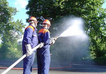 Von Jugendfeuerwehrmännern vorgenommene Löschangriffsübung