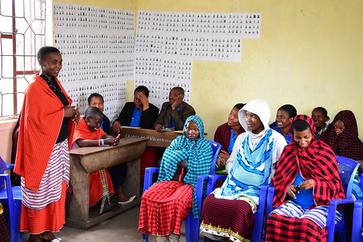 Aufklärung über weibliche Genitalverstümmelung in Arusha (Tansania). Bild: Deutsche Stiftung Weltbevölkerung (DSW) Fotograf: DSW