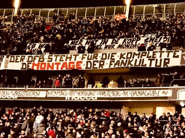 Fanproteste gegen Montagsspiele beim Bundesliga-Spiel Frankfurt gegen Leipzig. Bild: "obs/ZDF/Halim Hosny"