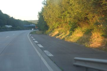 Nothaltebucht auf einer deutschen Autobahn