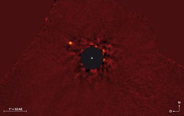 Falschfarbenes Nahinfrarotbild (3,8 Mikrometer Wellenlänge) des κ And (»Kappa Andromedae«)-Systems, aufgenommen mit dem Subaru-Teleskop auf Hawaii im Juli 2012. Der Großteil des Lichts des Muttersterns, auf den das Bild zentriert ist, wurde durch Bildverarbeitung herausgefiltert. Die Flecken rund um die Scheibe sind Resteffekte des herausgerechneten Sternenlichts. Der Super-Jupiter κ And b ist oben links deutlich zu sehen. Im Bild entspricht sein Abstand vom Mutterstern dem 1,8fachen des Abstands des Neptuns von der Sonne.
Quelle: Bild: NAOJ / Subaru / J. Carson (College of Charleston) / T. Currie (University Toronto) (idw)
