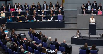 Debatte im Deutschen Bundestag, links die Bank der Bundesregierung, 2014