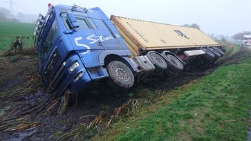 Verunfallter Sattelzug an der Unfallstelle Bild: Polizei