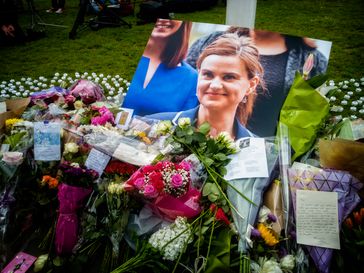 Blumen am Parlamentsplatz für Jo Cox