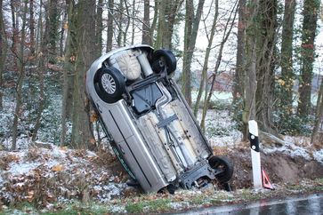 Unfall Berenbrock: Das Auto kam senkrecht im Graben zum Stehen. Bild: Polizei