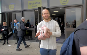 Bild: Screenshot Youtube Video "Eating Raw Pig's Head @ Vegfest 2019 - Brighton, UK - POLICE CALLED & BANNED"