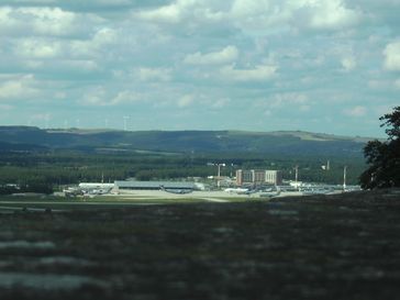 Ramstein Air Base: Zentralgebäude mit Flugfeld, von Burg Nanstein aus gesehen