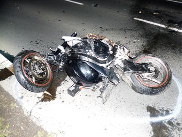 Völlig zerstörtes Motorrad Bild: Polizei
