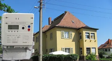 Bild: Haus: Jbergner. Wikimedia, CC BY-SA 4.0; Bild zugeschnitten; Smart Meter: Mirko Tobias Schäfer, CC BY 2.0; Montage: Wochenblick / Eigenes Werk