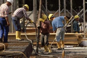 Unfallgefahren gibt es auch bei Betonierarbeiten, zum Beispiel durch Stolpern oder Anstoßen am hängenden Betonkübel / Die Verwendung dieses Bildes ist für redaktionelle Zwecke honorarfrei. Veröffentlichung bitte unter Quellenangabe: "obs/Berufsgenossenschaft der Bauwirtschaft"