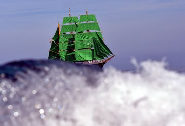 Die "Alexander von Humboldt II" unter Segeln.