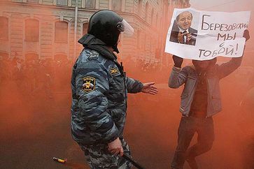 Bild Beresowskis auf einem Protestplakat während einer Demonstration in Sankt Petersburg. (Aufschrift: „Beresowski, wir sind mit dir"“)