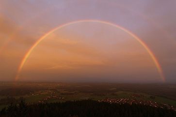 Regenbogen am Meteorologischen Observatorium Hohenpeissenberg. Bild: Ulf Köhler, DWD