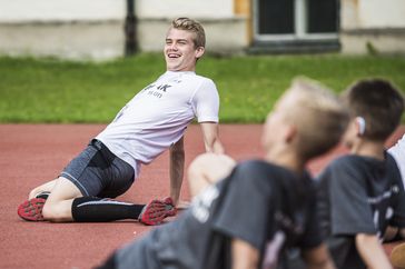 Das Simon Ollert Fussball Camp zeigt zusammen mit Phonak, was man trotz Hörverlust alles erreichen kann. Bild: "obs/Phonak AG/Klaus Polzer"