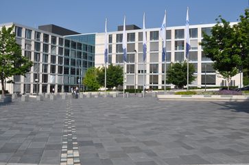 Der Hauptsitz der R+V Versicherung: der Raiffeisenplatz in Wiesbaden
