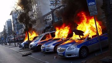 Brennende Polizeiautos bei den Blockupy-Ausschreitungen in Frankfurt. Bild: Deutsche Polizeigewerkschaft (DPolG)