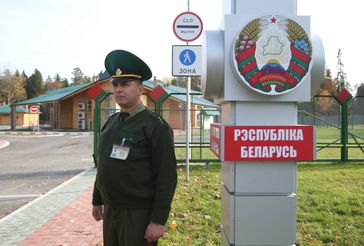 Auf dem Archivbild: Ein weißrussischer Grenzbeamter, 20. Oktober 2013. Bild: JEGOR JERJOMOW / Sputnik