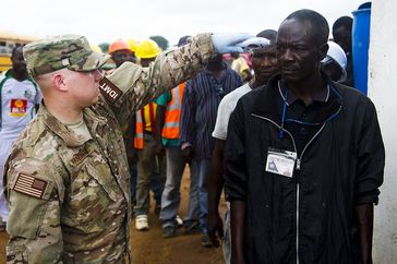 Ebola: Fieberthermometer, das zur schnellen Kontrolle eingesetzt wird. Bild:  US Army Africa, on Flickr CC BY-SA 2.0
