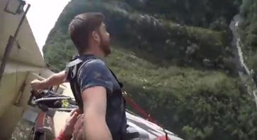 Bild: Screenshot Youtube Video "Irish Man Loses Phone During Bungee Jump"