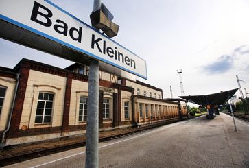 Der Bahnhof von Bad Kleinen, auf dem am 27. Juni 1993 bei einem Einsatz der GSG 9 die RAF-Terroristen Wolfgang Grams und Birgit Hogefeld festgenommen werden sollten. Bild: "obs/ZDFinfo/Jens Büttner/dpa"