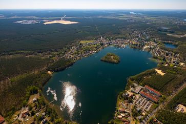 Grünheide und Fangschleuse mit Werlsee, im Hintergrund das Baugelände des Tesla Fabrik (2020), Archivbild