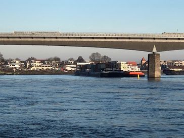 Der Leichter musste von einem Containerschiff freigeschleppt werden. Bild: Polizei