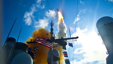 Archivbild: Eine US-Rakete wird vom Lenkwaffenkreuzer abgeschossen. Bild: Gettyimages.ru / U.S. Navy via Getty Images
