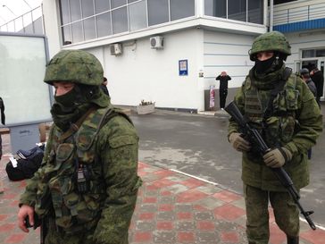 Soldaten ohne Hoheitszeichen am Flughafen Simferopol am 28. Februar 2014